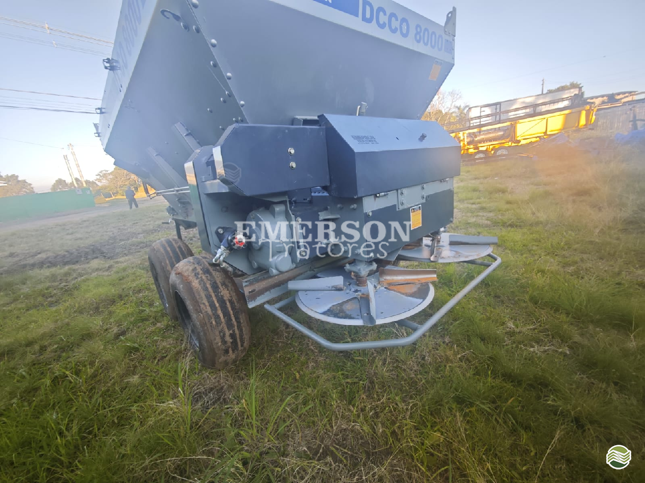 IMPLEMENTOS AGRICOLAS DISTRIBUIDOR CALCÁRIO 8000 Kg Emerson Tratores PONTA GROSSA PARANÁ PR